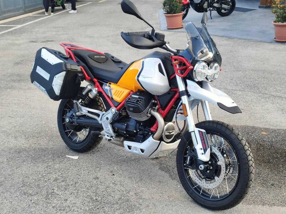 Moto Guzzi V85 TT Evocative Graphics (2021 - 23) (2)