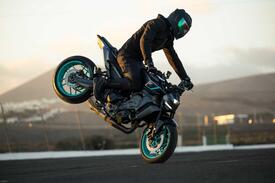 La Yamaha MT9 ha di che festeggiare questo mese, è la seconda moto più venduta