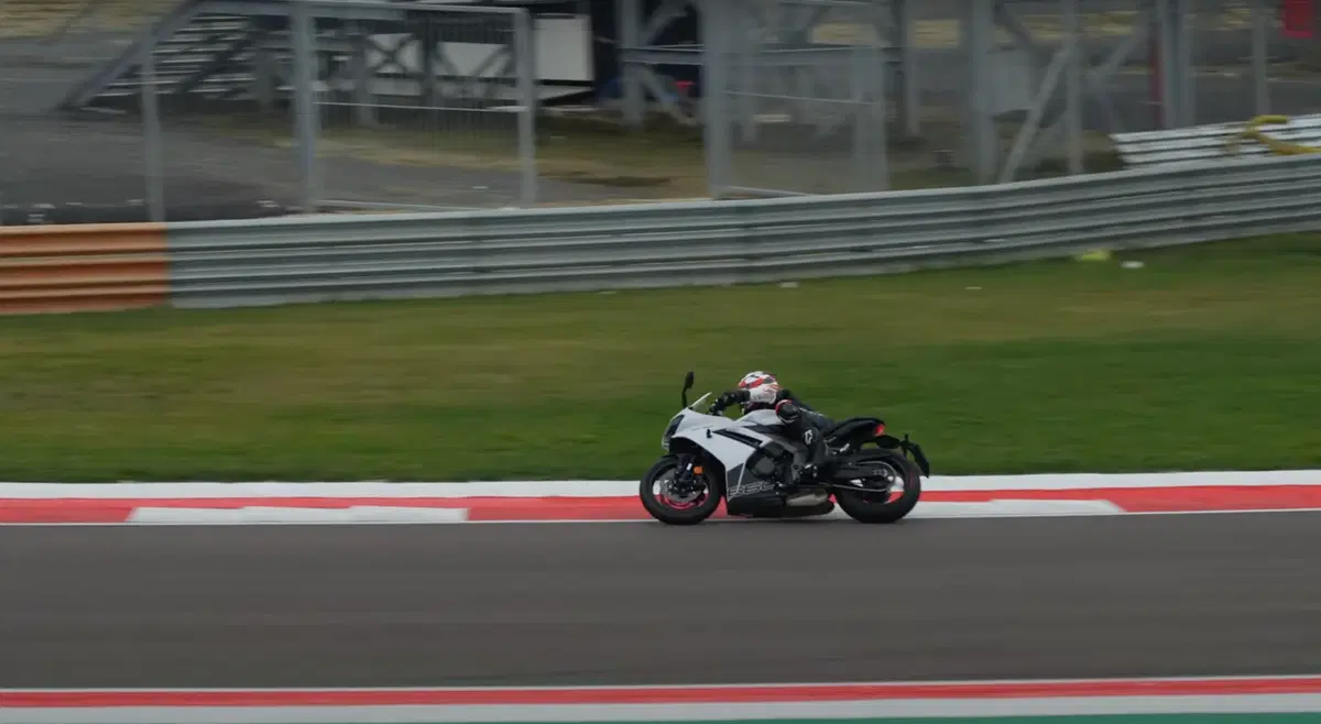 Al Pirelli Day con la Triumph Daytona 660 (2)