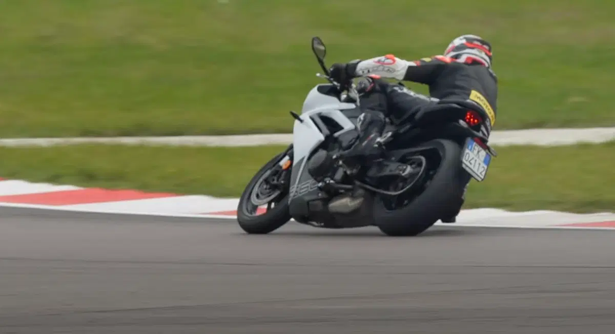 Al Pirelli Day con la Triumph Daytona 660 (3)