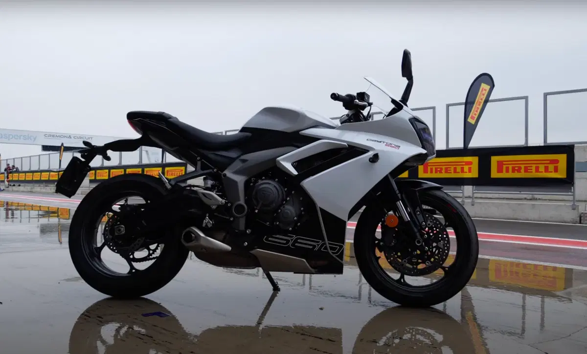 Al Pirelli Day con la Triumph Daytona 660 (4)