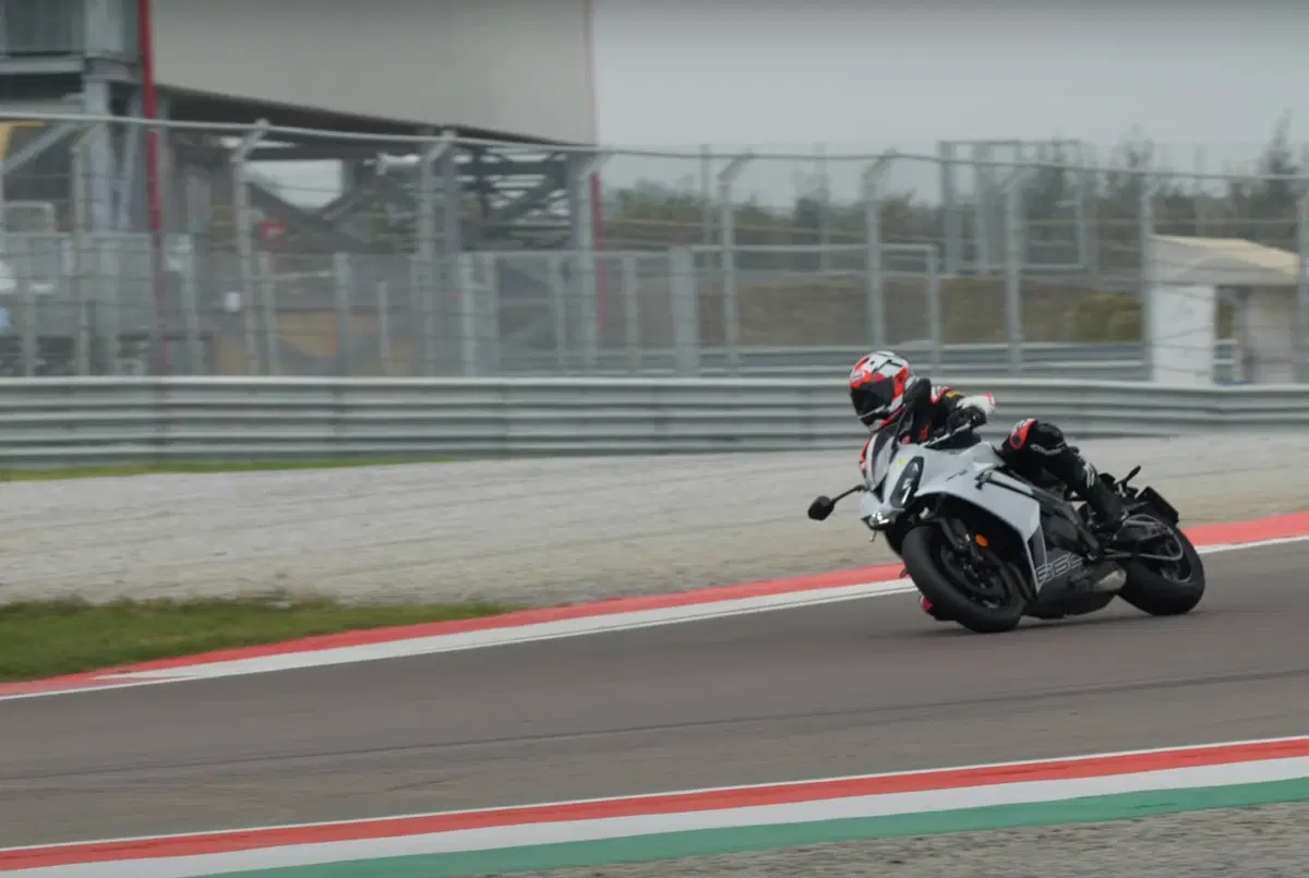 Al Pirelli Day con la Triumph Daytona 660 (5)