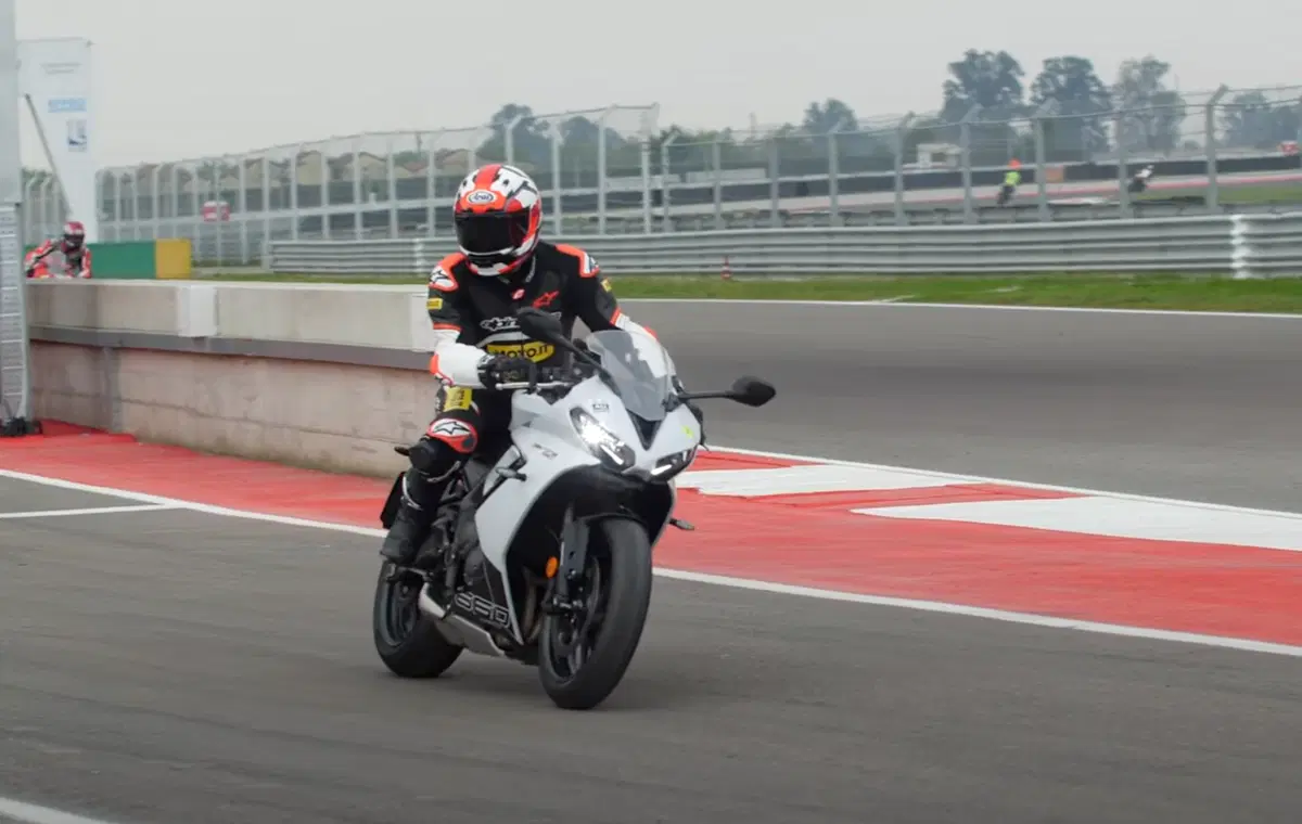 Al Pirelli Day con la Triumph Daytona 660 (8)