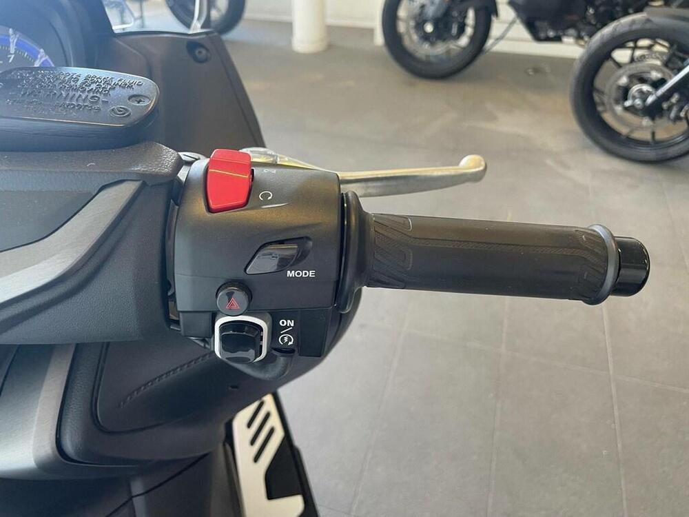 Yamaha T-Max 560 Tech Max (2021) (5)