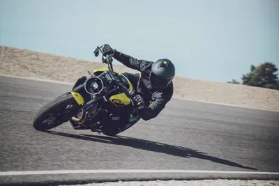 Nuova Husqvarna Vitpilen 801: faro Bi-Led e 105 cv per la sorella della Svartpilen 801