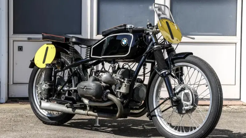 BMW RS M255 Kompressor all'asta: boxer col botto