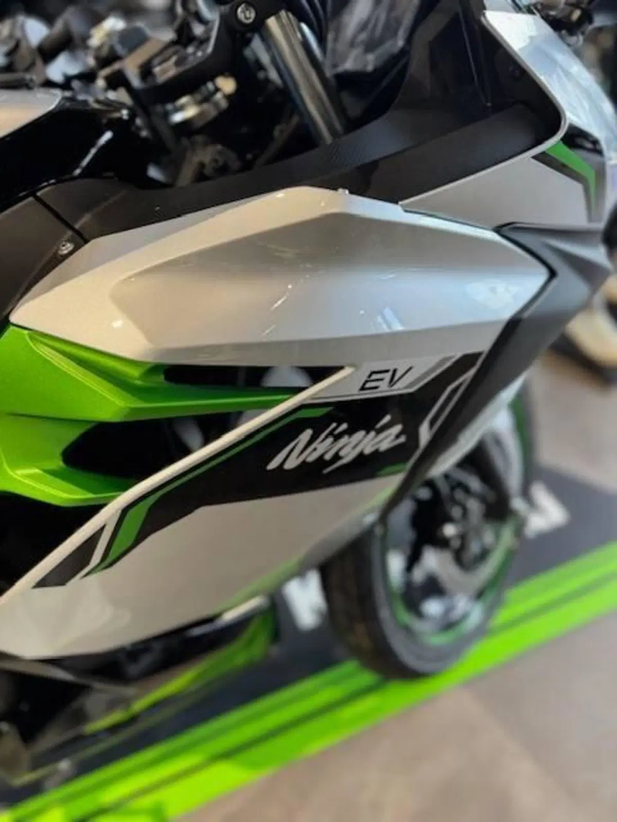 Kawasaki Ninja e-1 (2024 - 26) (4)