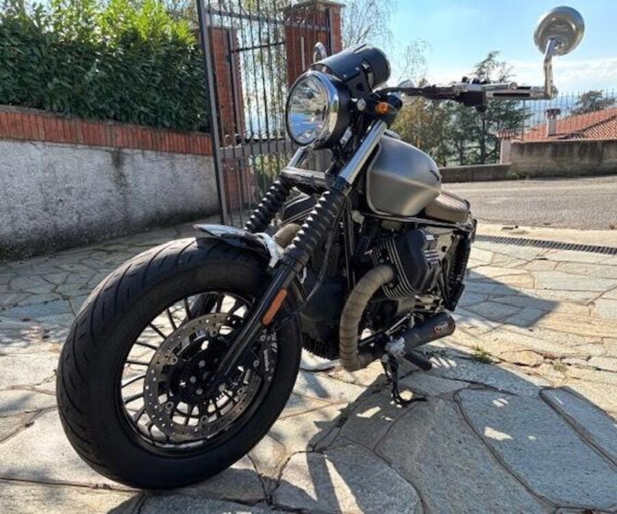 Moto Guzzi V9 Bobber (2016 - 18) (3)