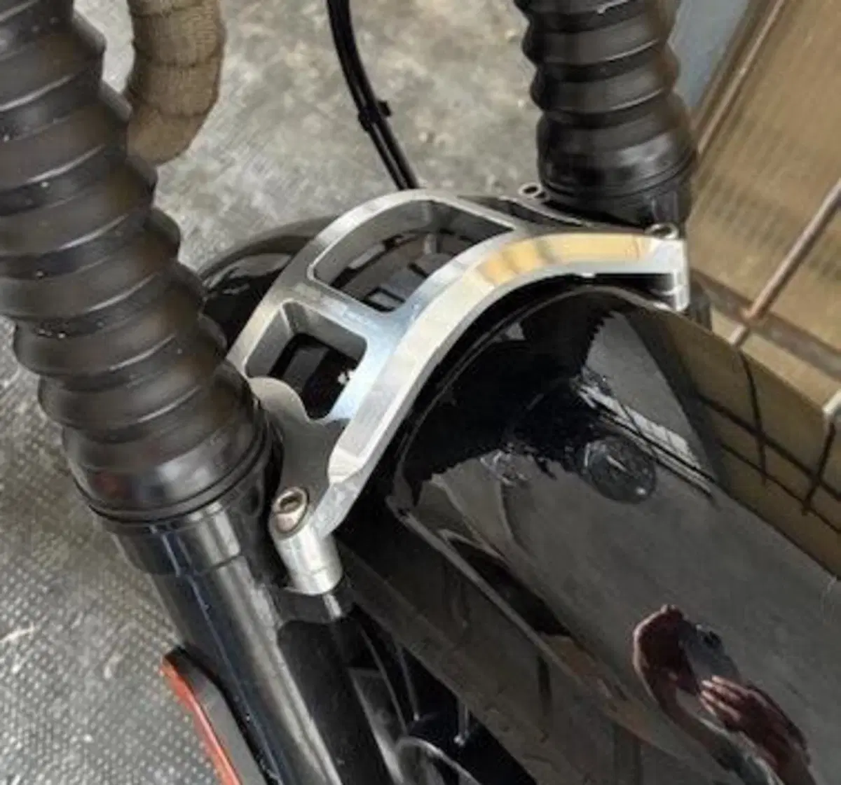 Moto Guzzi V9 Bobber (2016 - 18) (14)