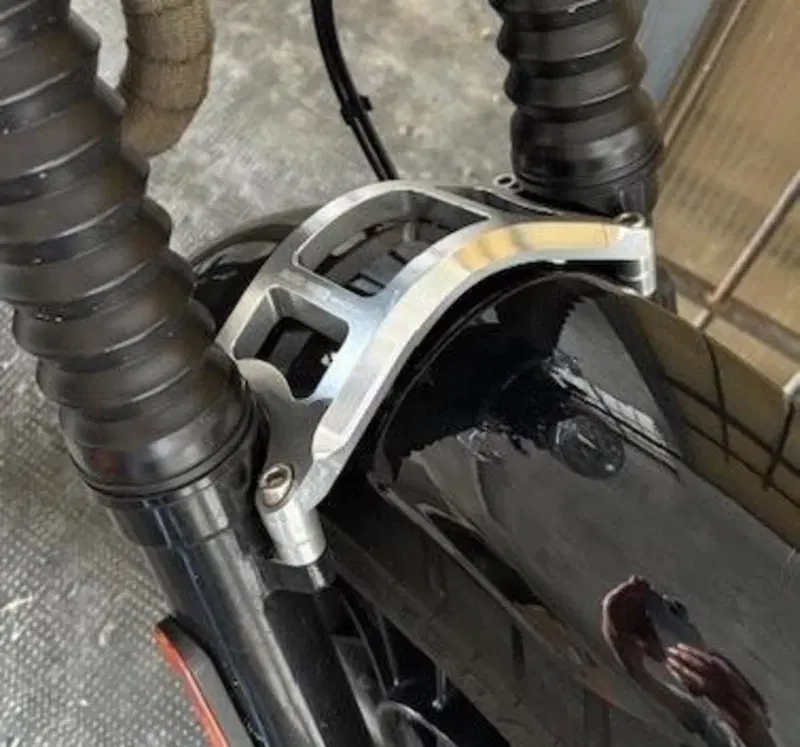 Moto Guzzi V9 Bobber (2016 - 18) (14)