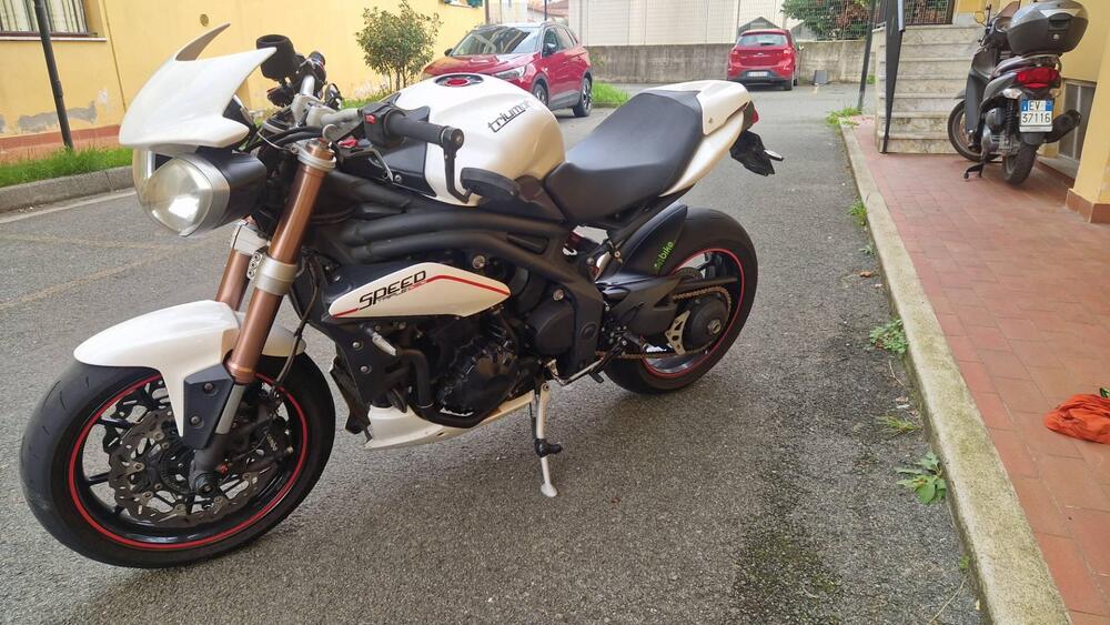 Triumph Speed Triple 1050 R ABS (2011 - 15) (2)