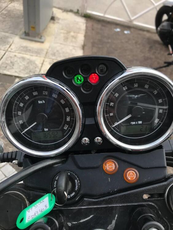 Moto Guzzi V7 II Stone (2015 - 17) (2)