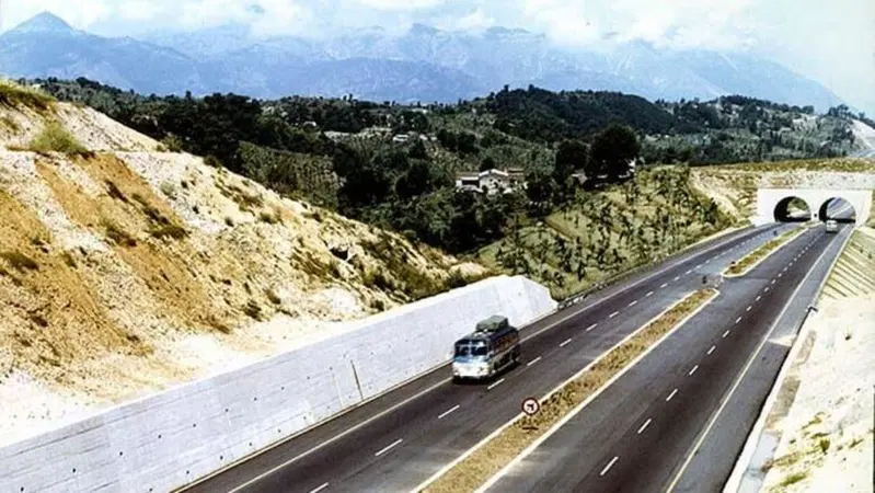 Da 60 anni collega l'Italia, &egrave; l'Autostrada del Sole