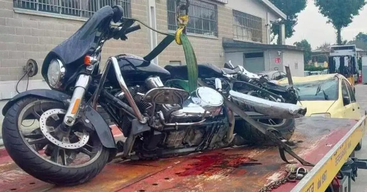 Incidente fatale sull'autostrada A7. Auto tampona moto: muoiono motociclista e il suo cane 