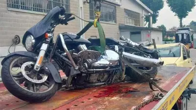 Incidente fatale sull'autostrada A7. Auto tampona moto: muoiono motociclista e il suo cane 