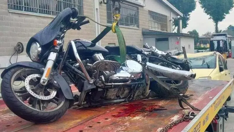 Incidente fatale sull'autostrada A7. Auto tampona moto: muoiono motociclista e il suo cane 