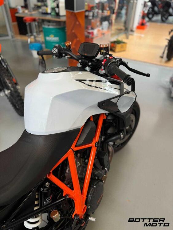 KTM 1290 Super Duke R (2019) (3)