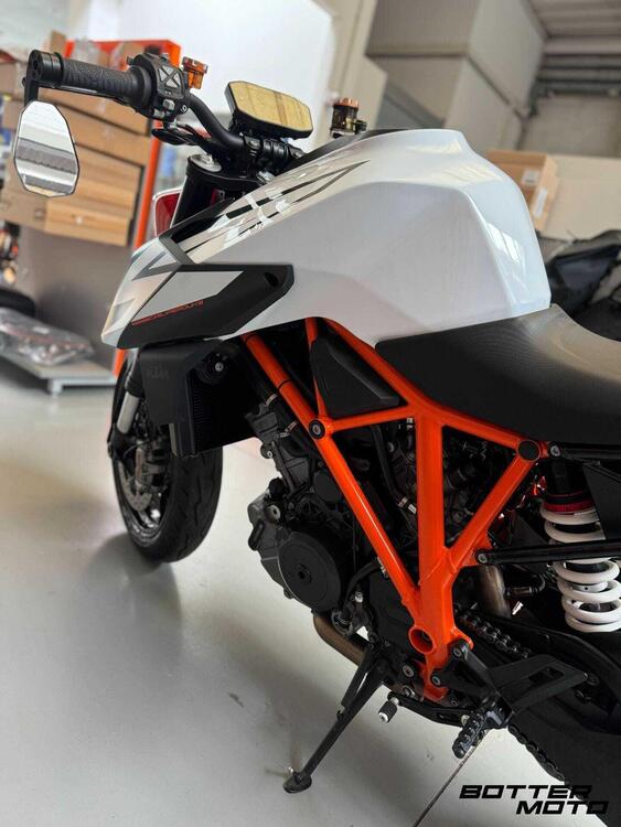 KTM 1290 Super Duke R (2019) (4)