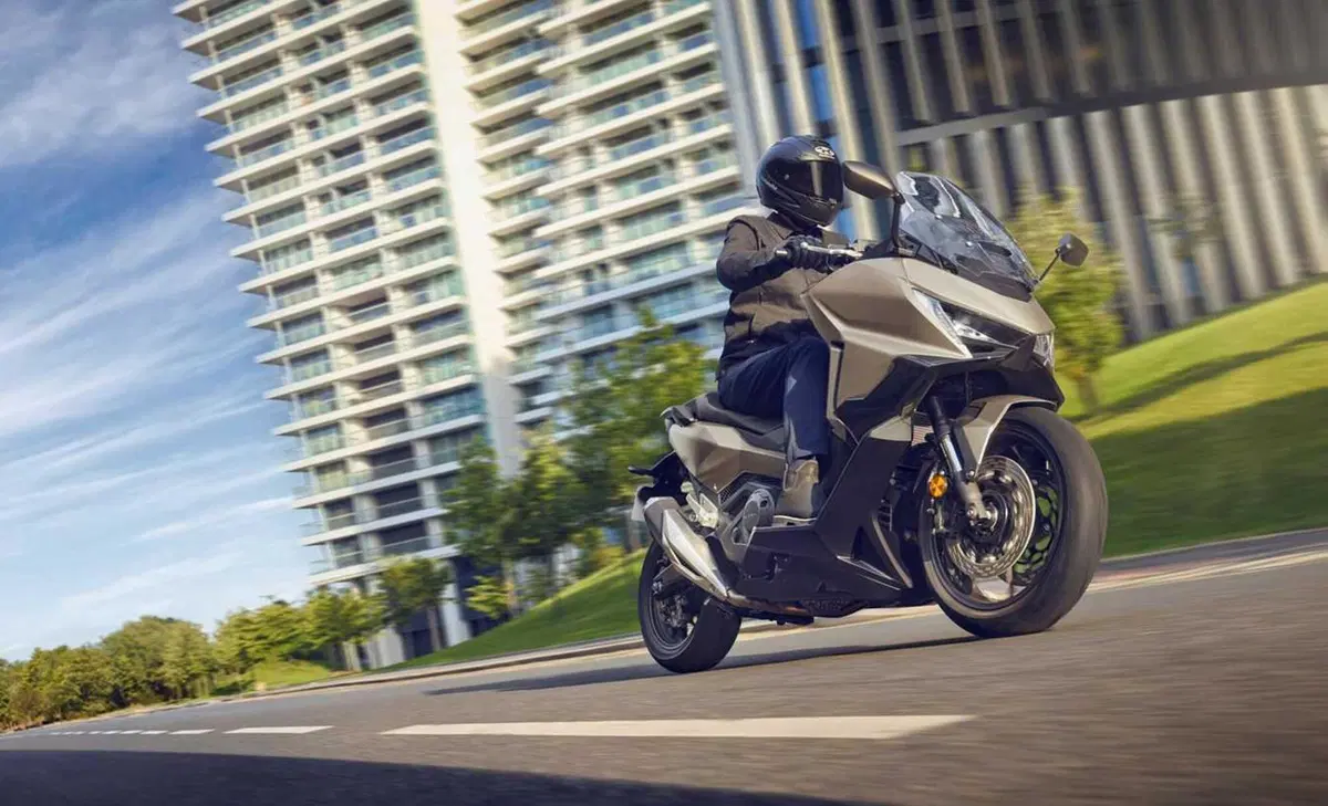 Honda rinnova la famiglia Forza che è sempre più GT. Ecco come cambia per il 2025 (4)