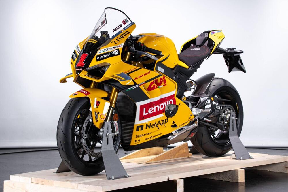 Ducati Panigale V4 Bagnaia 2022 World Champion Replica (2023) (5)