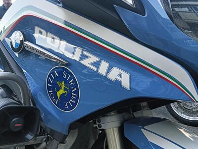 Napoli, 25enne in scooter sperona moto della Polizia: arrestato 