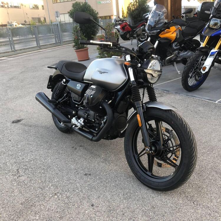 Moto Guzzi V7 Stone (2021 - 24) (2)