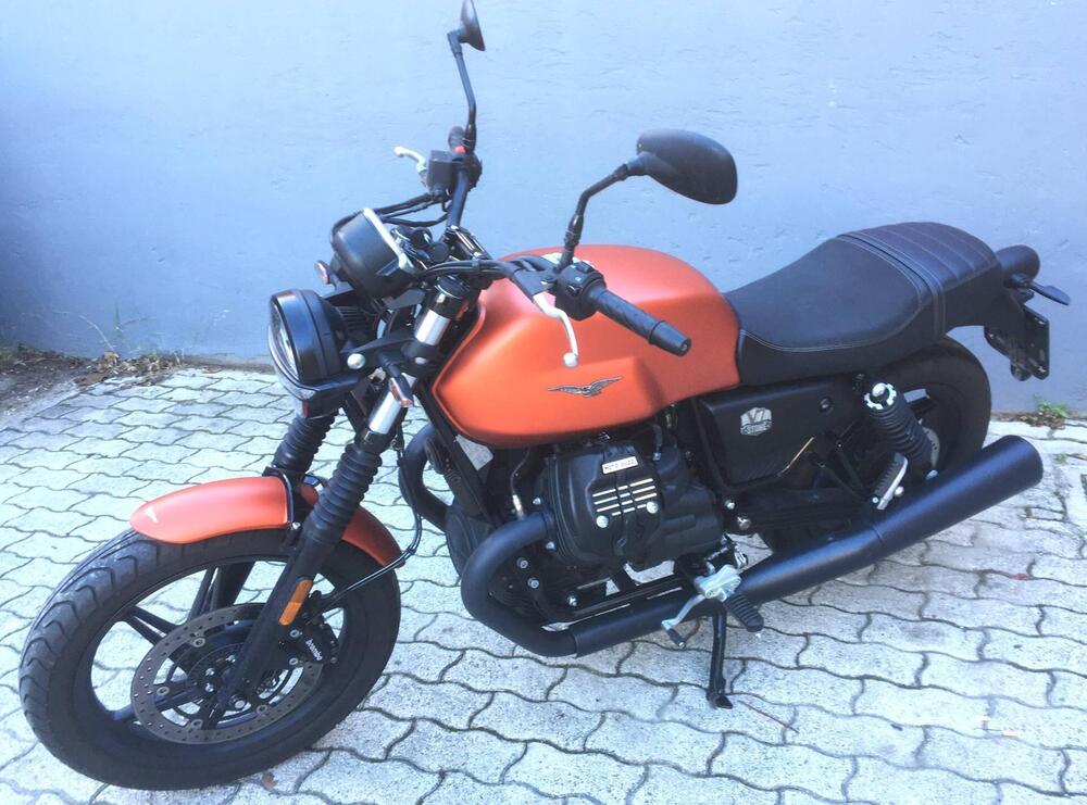 Moto Guzzi V7 Stone (2021 - 24) (2)