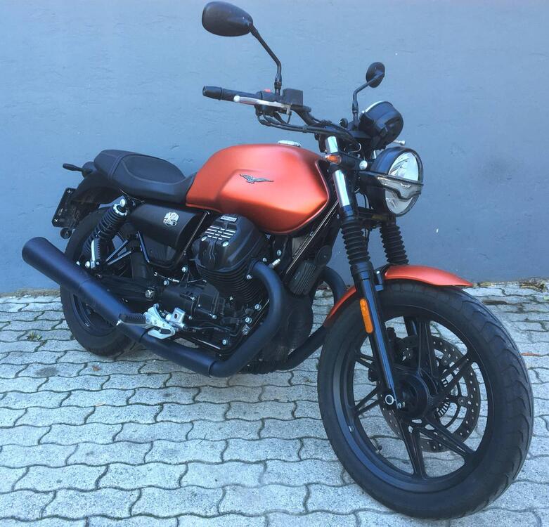 Moto Guzzi V7 Stone (2021 - 24) (3)