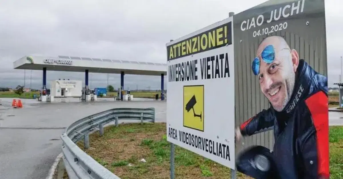 Una grande foto del figlio nel luogo dell'incidente in moto, per evitarne altri