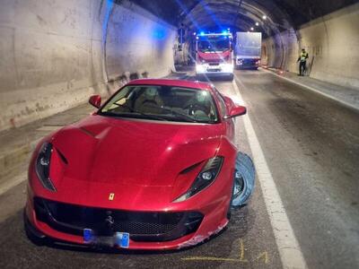 Perde il controllo della Ferrari e sbatte contro il muro