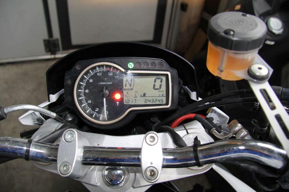 Suzuki GSR 750 (2010 - 15) (5)