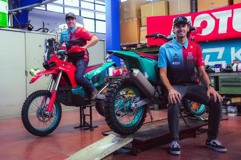 Cesare Zacchetti e Ottavio Missoni con le nuove Kove 450 Rally EX con cui affronteranno la Dakar 2025