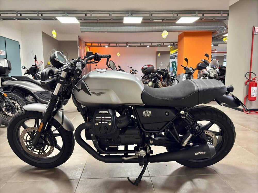 Moto Guzzi V7 Stone (2021 - 24) (4)