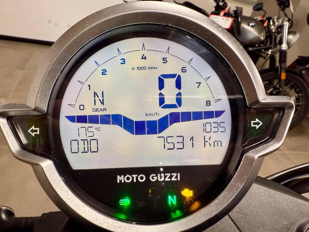 Moto Guzzi V7 Stone (2021 - 24) (5)