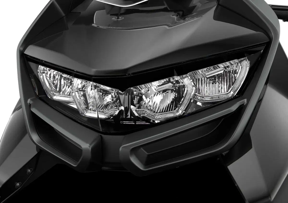 BMW aggiorna i suoi scooter C 400 X e C 400 GT: più spazio, più tecnologia, più stile (8)