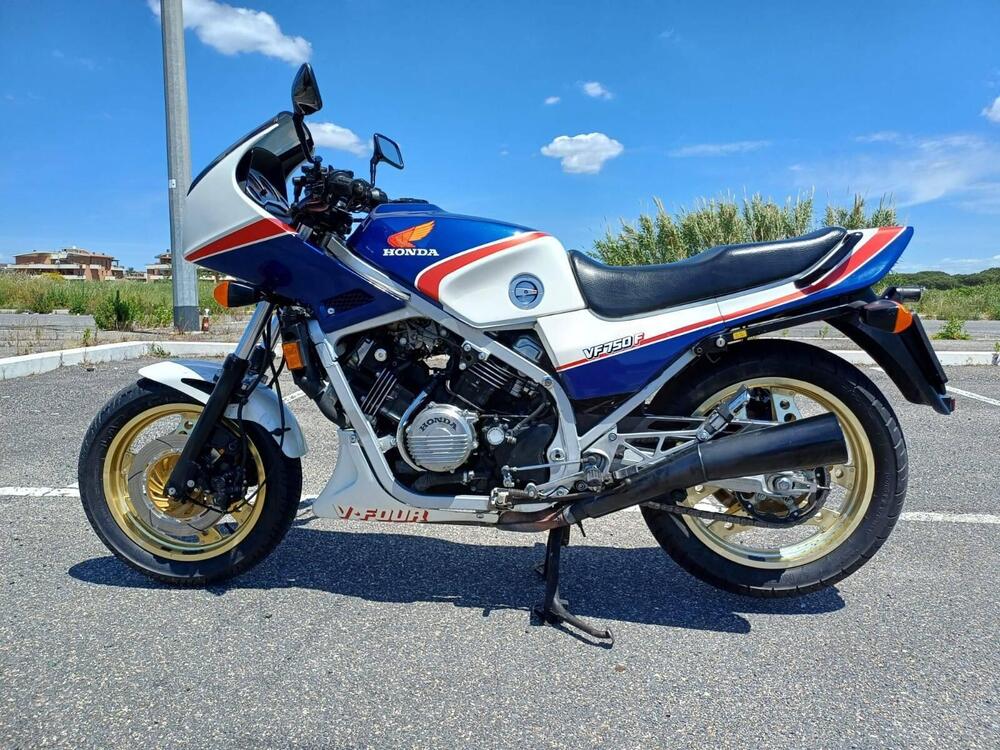 Honda VF750F (2)