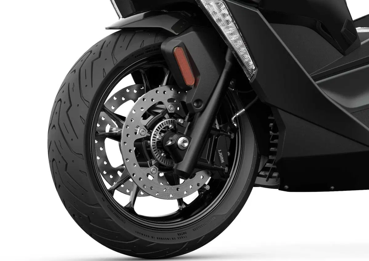 BMW aggiorna i suoi scooter C 400 X e C 400 GT: più spazio, più tecnologia, più stile (4)