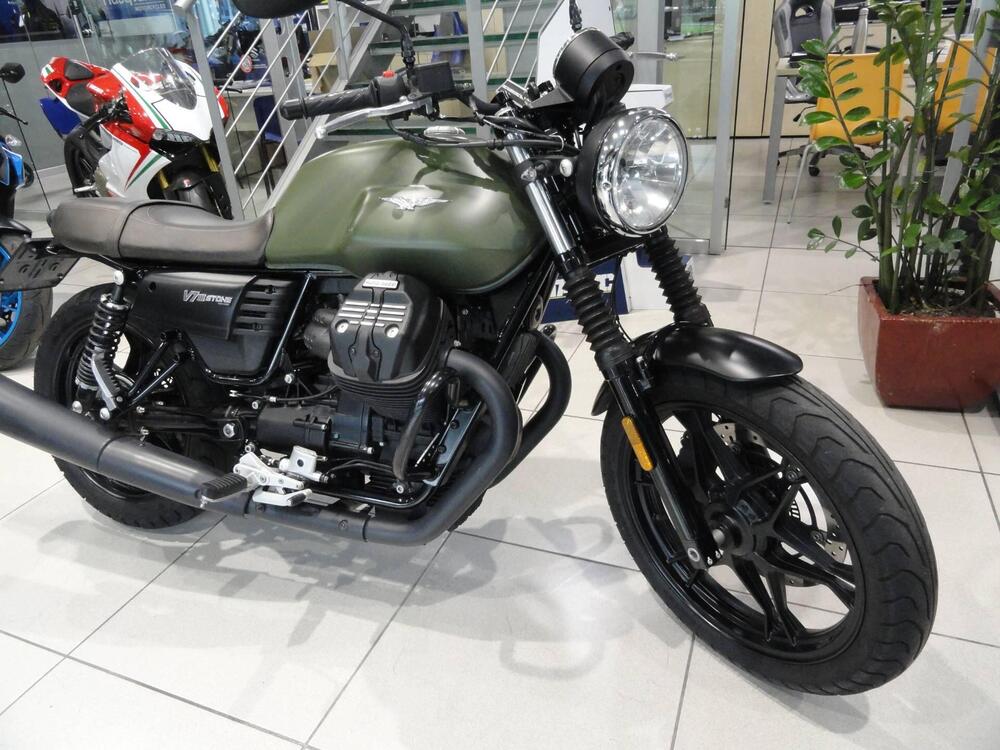 Moto Guzzi V7 III Stone (2017 - 20) (2)