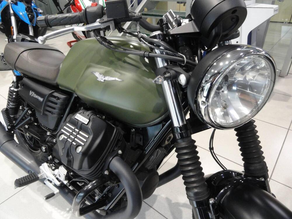 Moto Guzzi V7 III Stone (2017 - 20) (3)