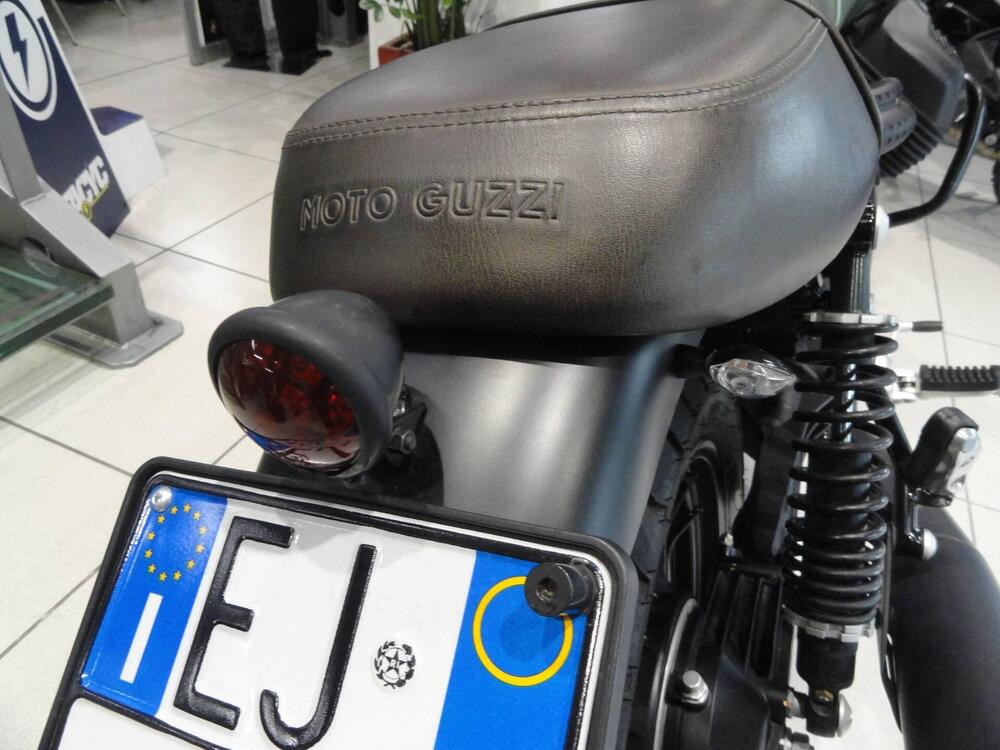 Moto Guzzi V7 III Stone (2017 - 20) (5)