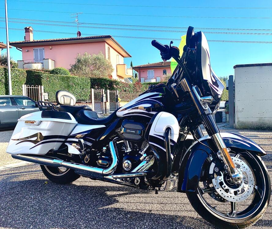 Harley-Davidson 110 Street Glide (2016) - FLHXSE (2)