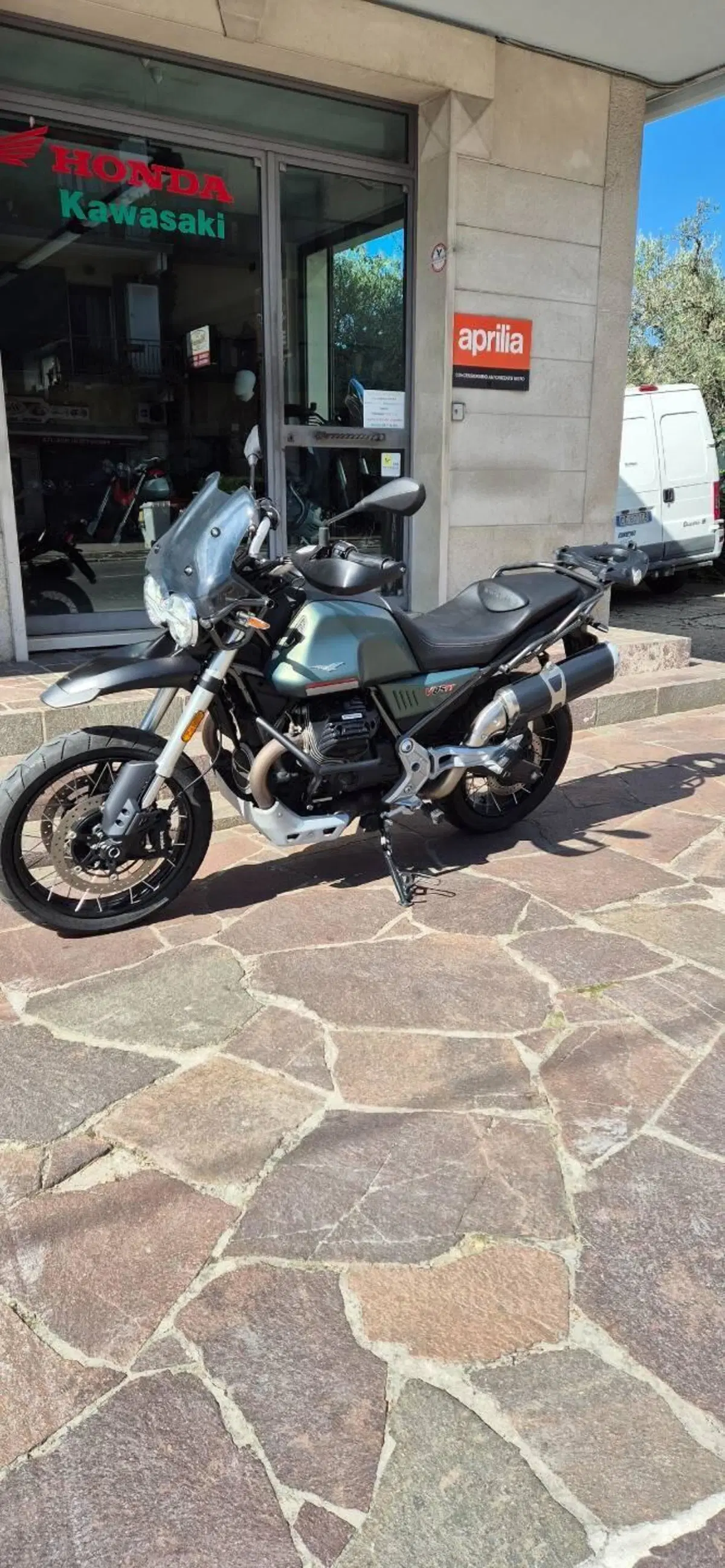 Moto Guzzi V85 TT (2021 - 23) (4)