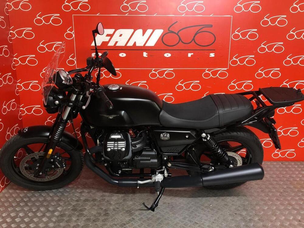 Moto Guzzi V7 Stone (2021 - 24) (3)