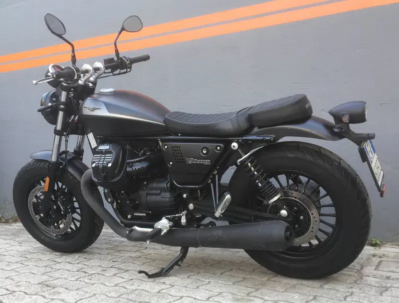 Moto Guzzi V9 Bobber (2021 - 25) (11)