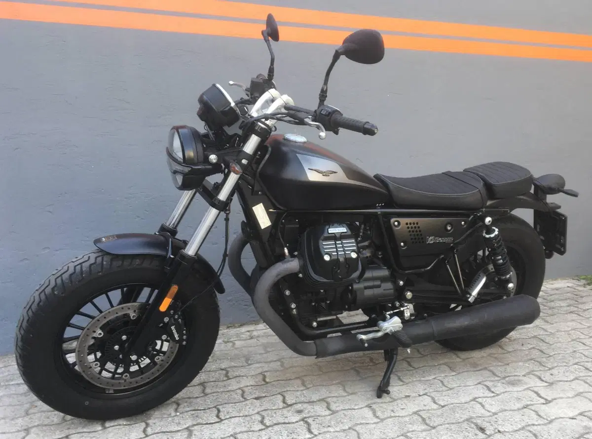 Moto Guzzi V9 Bobber (2021 - 25) (14)