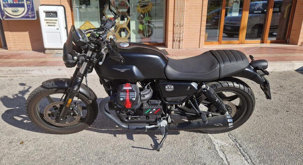 Moto Guzzi V7 Stone (2021 - 24)