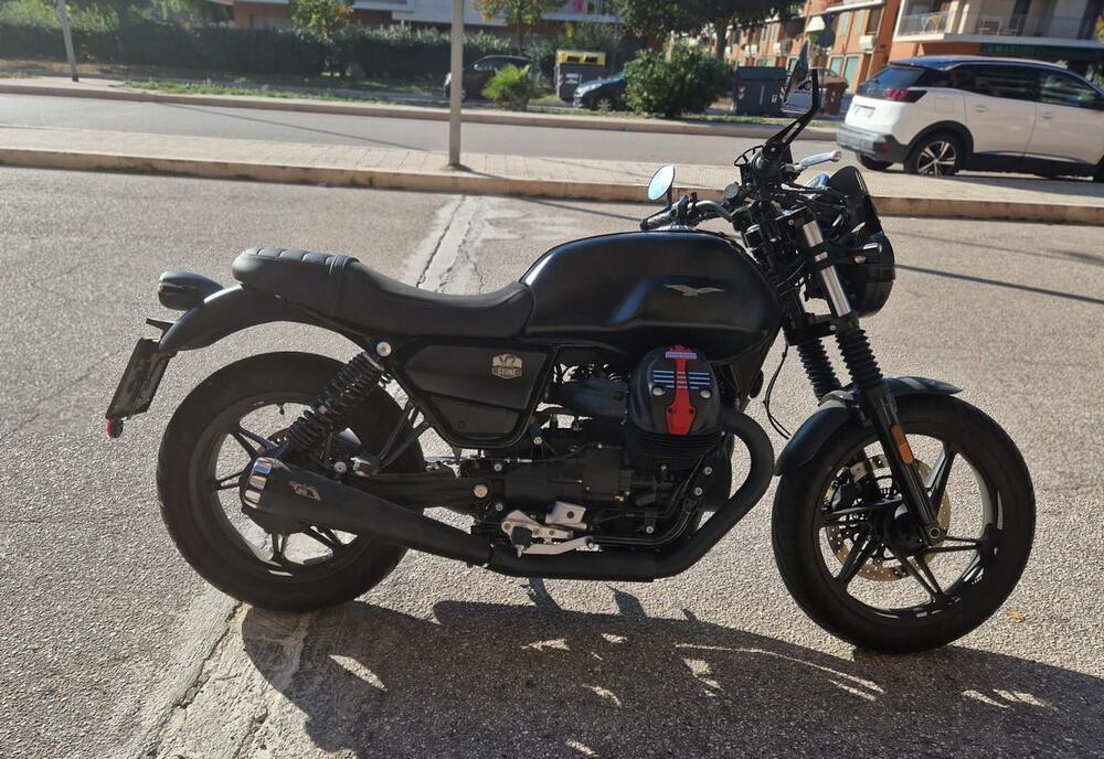 Moto Guzzi V7 Stone (2021 - 24) (2)