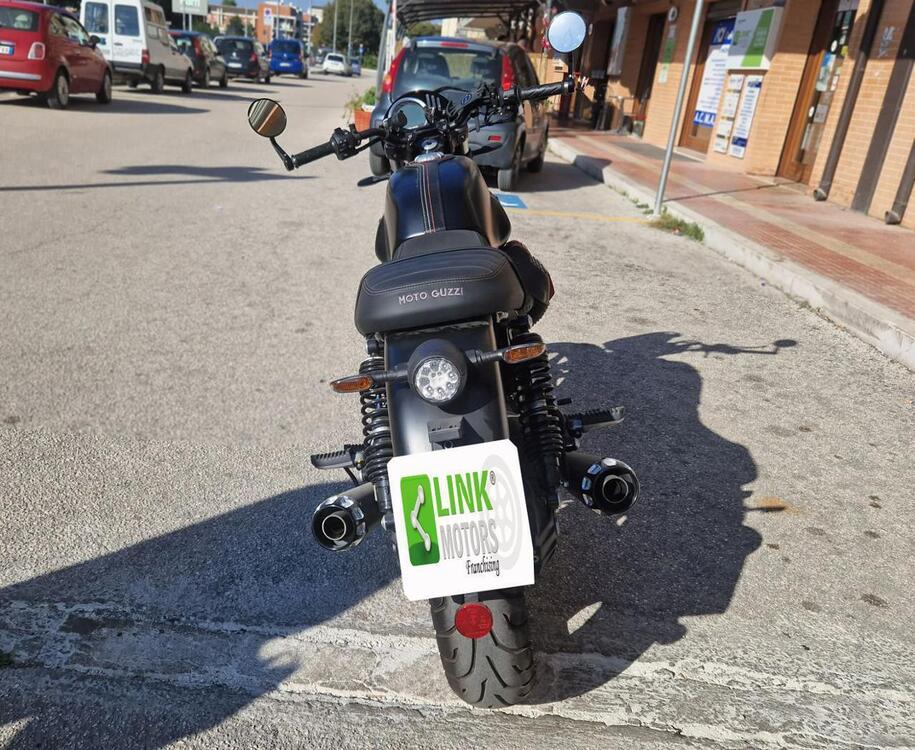 Moto Guzzi V7 Stone (2021 - 24) (3)