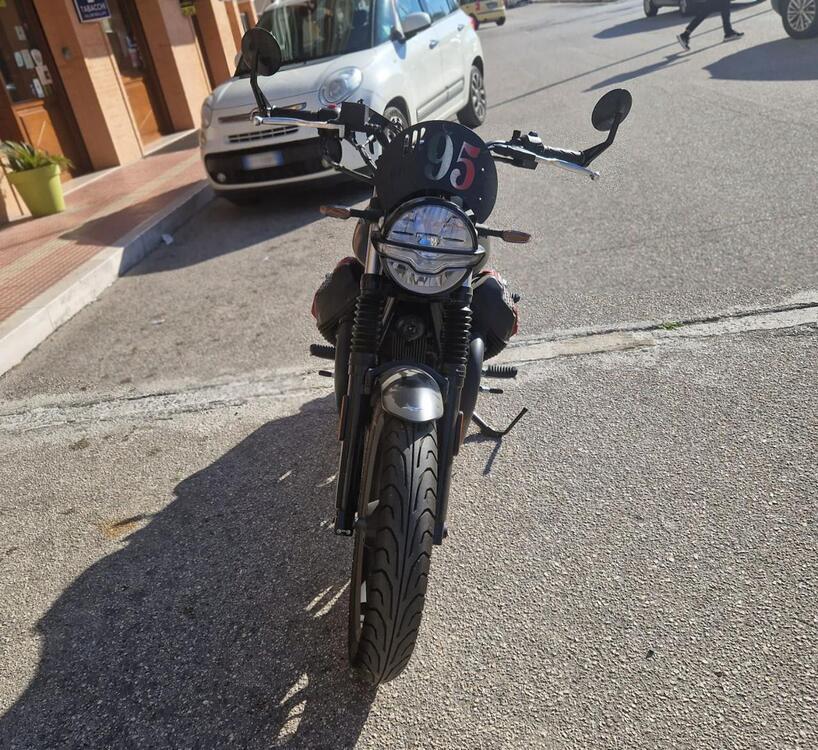 Moto Guzzi V7 Stone (2021 - 24) (4)