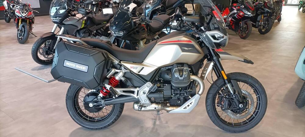 Moto Guzzi V85 TT Travel (2024)